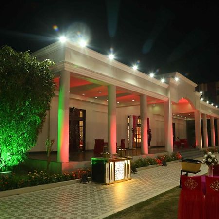 Hotel Executive Club Bareilly Esterno foto