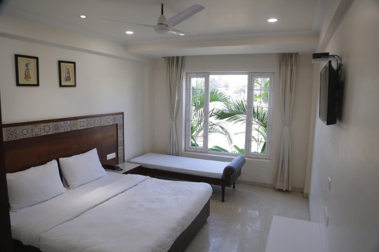 Hotel Executive Club Bareilly Esterno foto