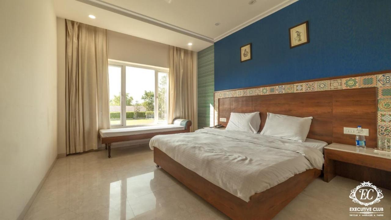Hotel Executive Club Bareilly Esterno foto
